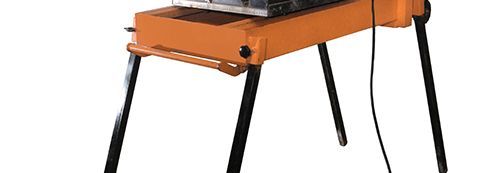 Orangefarbene Steintrennmaschine mit Sägeblatt